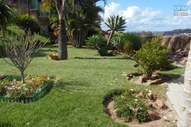 Magnifique villa F5 de style méditerranéen dans une grande propriété de 3 800 m2 sur la Haute ville Ambohipotsy- Antananarivo