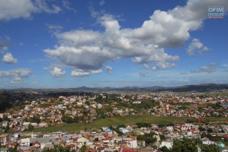 Magnifique villa F5 de style méditerranéen dans une grande propriété de 3 800 m2 sur la Haute ville Ambohipotsy- Antananarivo