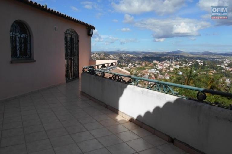 Magnifique villa F5 de style méditerranéen dans une grande propriété de 3 800 m2 sur la Haute ville Ambohipotsy- Antananarivo