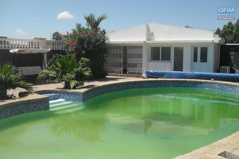 A louer une splendide villa F6 meublée avec piscine et joli jardin dans un endroit calme à Ambohibao Ambohijanahary