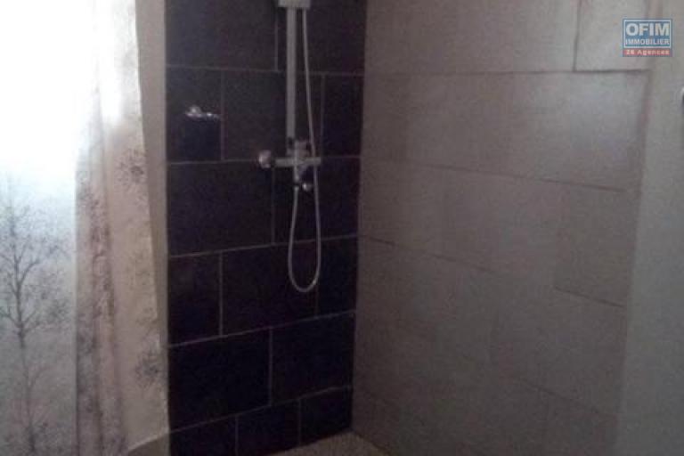 A louer une villa à étage F3 rénovée dans une résidence à Antanetibe Ivato (NON DISPONIBLE)