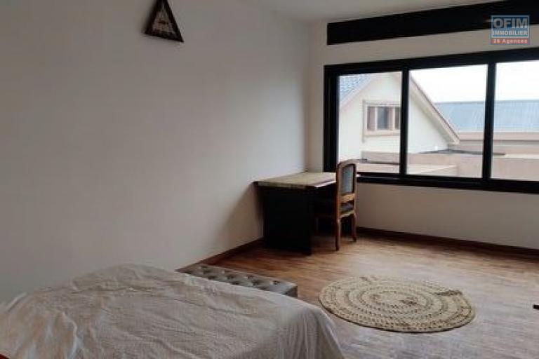 OFIM Immobilier offre en location des appartements de 125m2 et 140m2 neufs T3 meublés et Wifi inclus à Ambolokandrina.