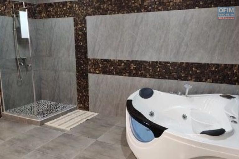 OFIM Immobilier offre en location des appartements de 125m2 et 140m2 neufs T3 meublés et Wifi inclus à Ambolokandrina.