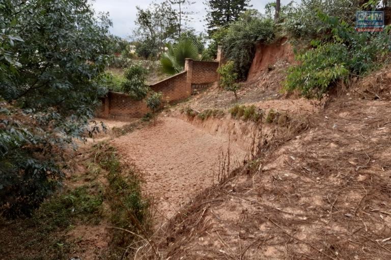 Terrain de 1380 m2, clôturé, belle vue à Ambatoroka - Antananarivo