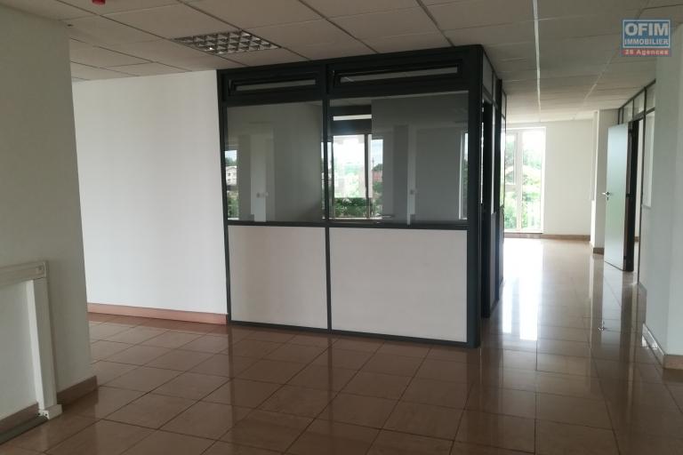 Des locaux de 50m2 avec mezzanine de 20m2, 82m2, 95m2, 104m2, 145m2, 195m2, 266m2 à Ivandry