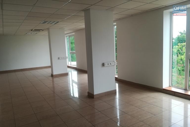 Des locaux de 50m2 avec mezzanine de 20m2, 82m2, 95m2, 104m2, 145m2, 195m2, 266m2 à Ivandry