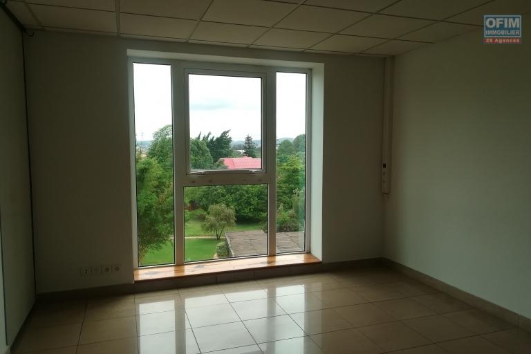 Des locaux de 82m2, 104m2, 302m2, 305 à Ivandry