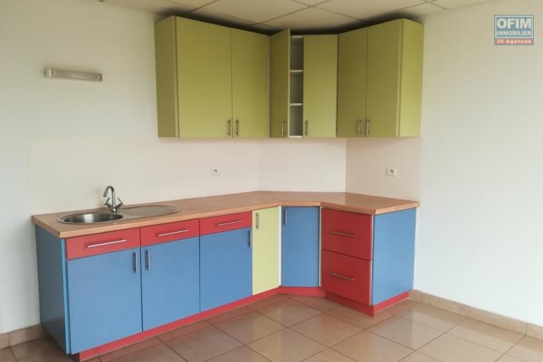 Des locaux de 50m2 avec mezzanine de 20m2, 82m2, 95m2, 104m2, 145m2, 195m2, 266m2 à Ivandry