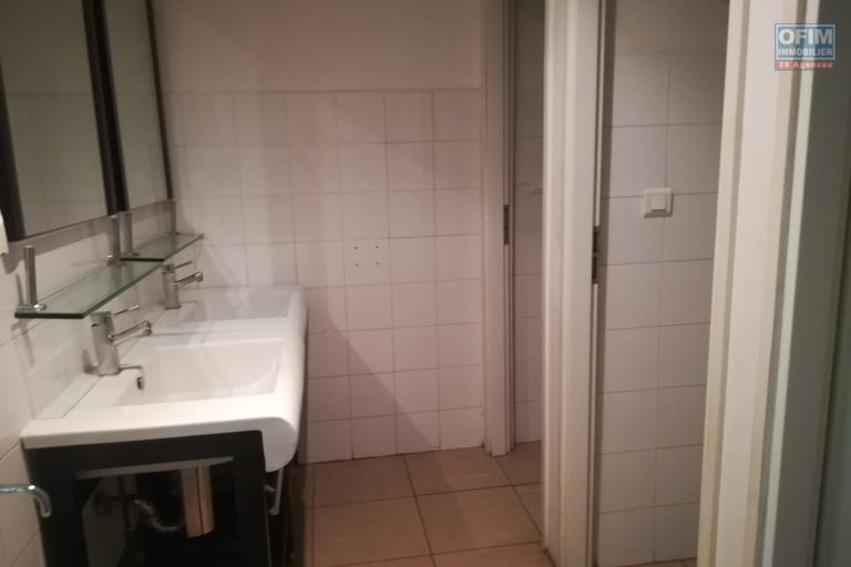 Des locaux de 82m2, 104m2, 302m2, 305 à Ivandry