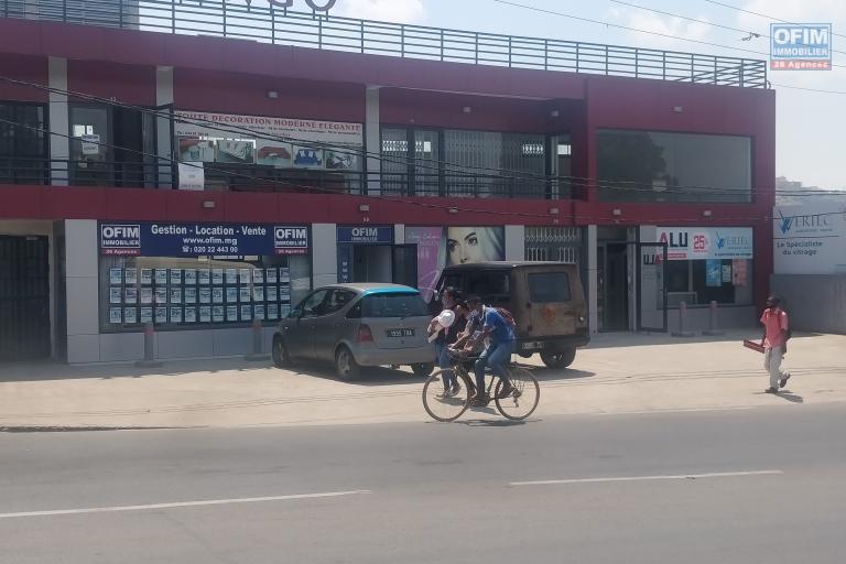 A louer un local commercial avec vitrine donnant sur une route très passante Ambohibao