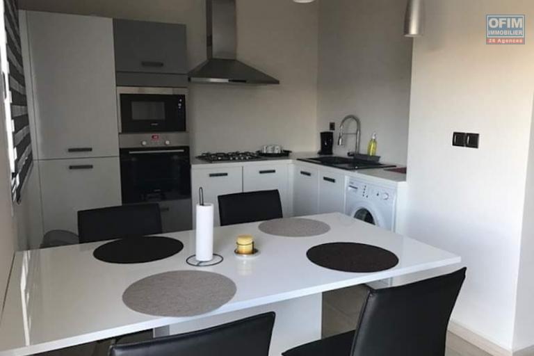 À louer un appartement meublé de haut standing type F3 dans un immeuble sécurisé avec ascenseur et piscine sis à Analamahintsy avec une vue dégagée sur le lac Marais Masay et non de l' école primaire français D et Claire Fontaine. Contact Mr Jacky034 02