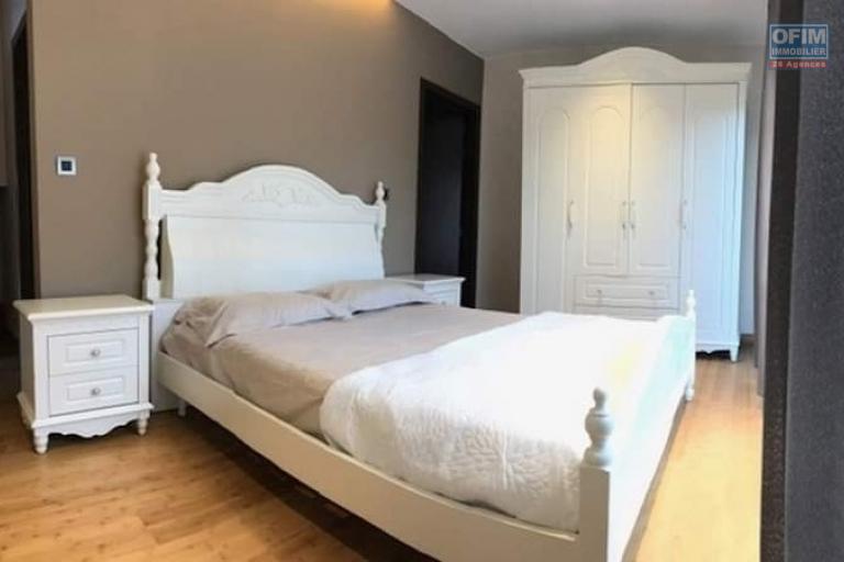 &Agrave; louer un appartement meubl&eacute; de haut standing type F3 dans un immeuble s&eacute;curis&eacute; avec ascenseur et piscine  sis &agrave; Androhibe Ivandry avec une vue d&eacute;gag&eacute;e sur le lac Marais Masay et non de l' &eacute;cole primaire fran&ccedil;ais D et Claire Fontaine. Contact Mr Jacky034