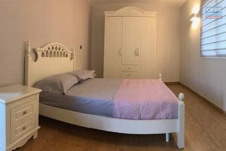 À louer un appartement meublé de haut standing type F3 dans un immeuble sécurisé avec ascenseur et piscine sis à Analamahintsy avec une vue dégagée sur le lac Marais Masay et non de l' école primaire français D et Claire Fontaine. Contact Mr Jacky034 02