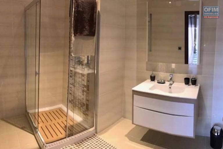 À louer un appartement meublé de haut standing type F3 dans un immeuble sécurisé avec ascenseur et piscine sis à Analamahintsy avec une vue dégagée sur le lac Marais Masay et non de l' école primaire français D et Claire Fontaine. Contact Mr Jacky034 02