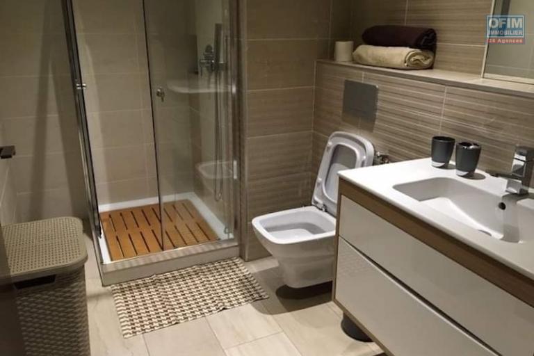 &Agrave; louer un appartement meubl&eacute; de haut standing type F3 dans un immeuble s&eacute;curis&eacute; avec ascenseur et piscine  sis &agrave; Androhibe Ivandry avec une vue d&eacute;gag&eacute;e sur le lac Marais Masay et non de l' &eacute;cole primaire fran&ccedil;ais D et Claire Fontaine. Contact Mr Jacky034