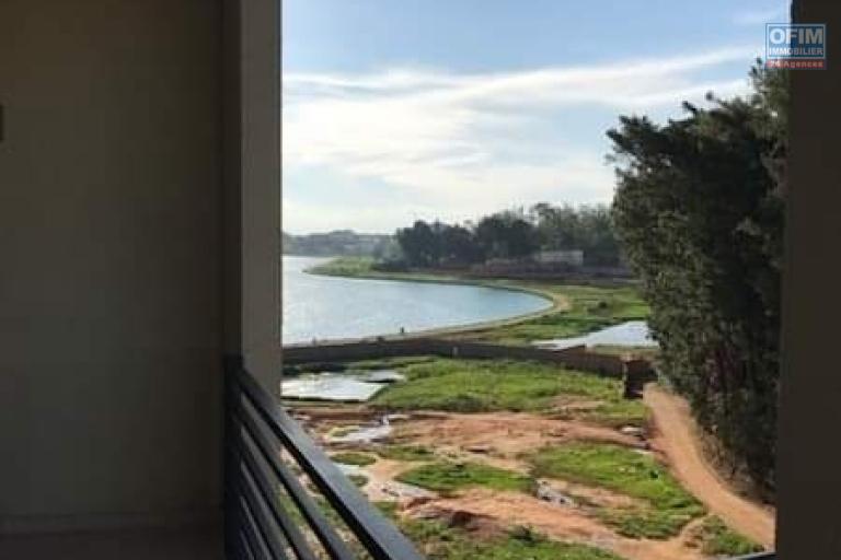 À louer un appartement meublé de haut standing type F3 dans un immeuble sécurisé avec ascenseur et piscine sis à Analamahintsy avec une vue dégagée sur le lac Marais Masay et non de l' école primaire français D et Claire Fontaine. Contact Mr Jacky034 02