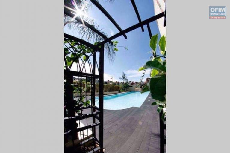 À louer un appartement meublé de haut standing type F3 dans un immeuble sécurisé avec ascenseur et piscine sis à Analamahintsy avec une vue dégagée sur le lac Marais Masay et non de l' école primaire français D et Claire Fontaine. Contact Mr Jacky034 02