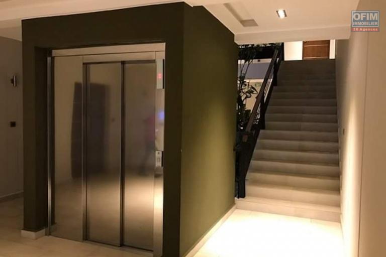 À louer un appartement meublé de haut standing type F3 dans un immeuble sécurisé avec ascenseur et piscine sis à Analamahintsy avec une vue dégagée sur le lac Marais Masay et non de l' école primaire français D et Claire Fontaine. Contact Mr Jacky034 02