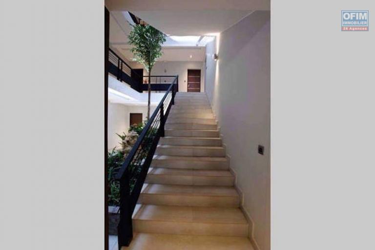 À louer un appartement meublé de haut standing type F3 dans un immeuble sécurisé avec ascenseur et piscine sis à Analamahintsy avec une vue dégagée sur le lac Marais Masay et non de l' école primaire français D et Claire Fontaine. Contact Mr Jacky034 02