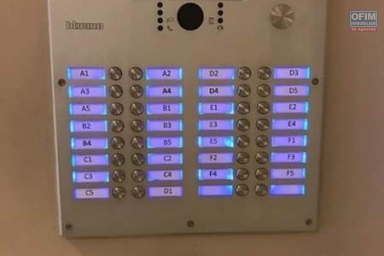 À louer un appartement meublé de haut standing type F3 dans un immeuble sécurisé avec ascenseur et piscine sis à Analamahintsy avec une vue dégagée sur le lac Marais Masay et non de l' école primaire français D et Claire Fontaine. Contact Mr Jacky034 02