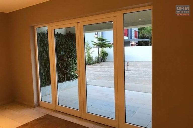 À louer un appartement meublé de haut standing type F3 dans un immeuble sécurisé avec ascenseur et piscine sis à Analamahintsy avec une vue dégagée sur le lac Marais Masay et non de l' école primaire français D et Claire Fontaine. Contact Mr Jacky034 02