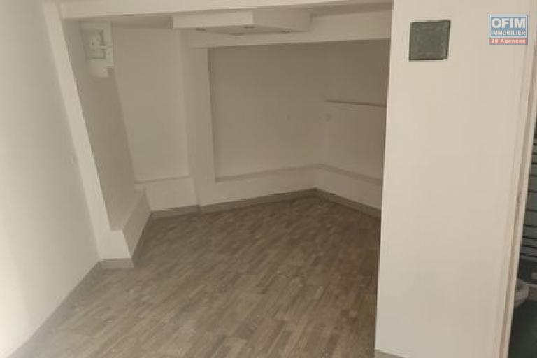 OFIM vous offre un petit studio de 20m2 de surface habitable à Alarobia au RDC bord de route.LOUE