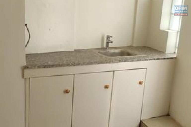 OFIM vous offre un petit studio de 20m2 de surface habitable à Alarobia au RDC bord de route.LOUE