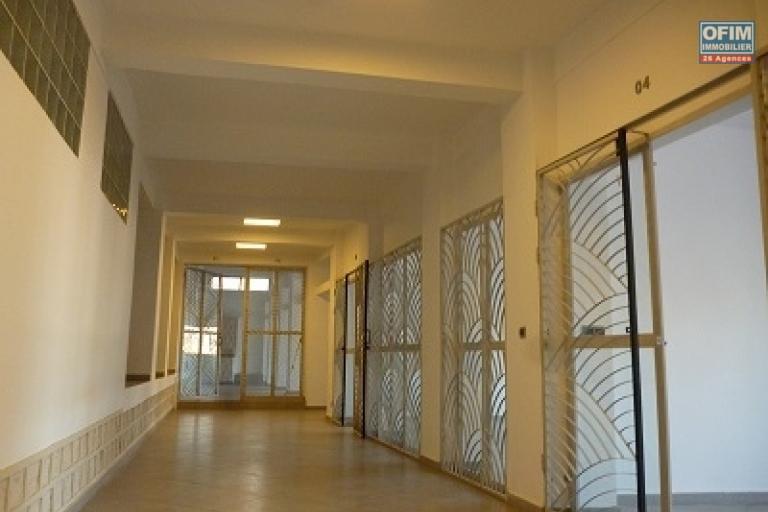 A louer plusieurs bureaux ou commerce &agrave; Ambohibao sur la route principale d'Ivato de 35 &agrave; 110 m2
