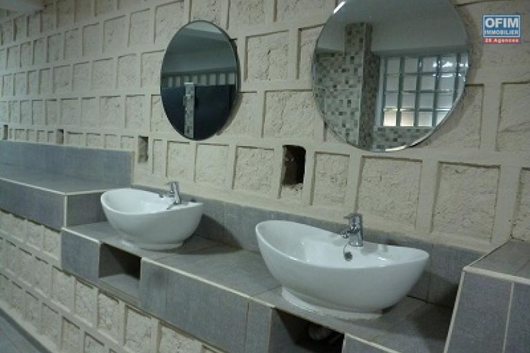 A louer plusieurs bureaux ou commerce &agrave; Ambohibao sur la route principale d'Ivato de 35 &agrave; 110 m2