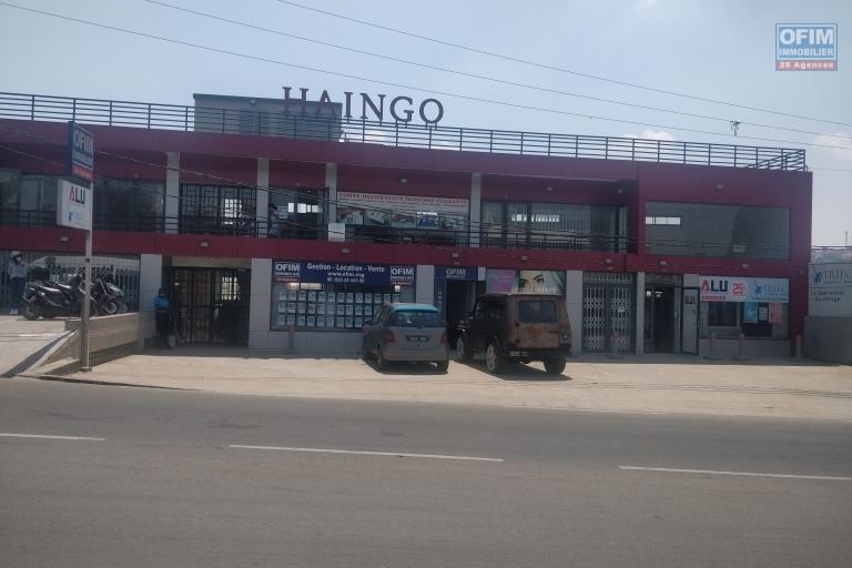 A louer plusieurs locaux dans un immeuble neuf et de standing proche de Leader Price et en bord de route principale RN4 à Ambohibao