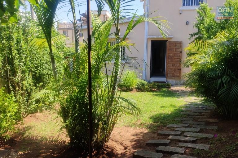 OFIM met en location une coquette villa non meublée de 3 chambres, un living, un petit jardin et enfin un garage fermé pour une voiture dans une résidence sécurisée à Ambohitrarahaba