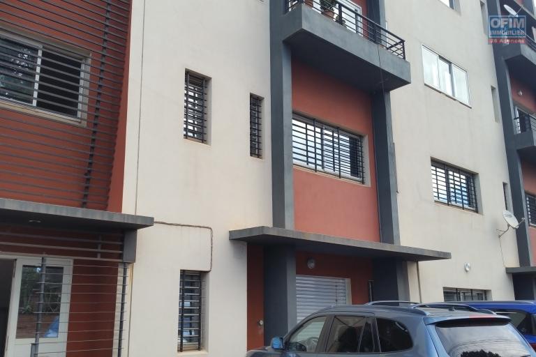 À louer un grand appartement 150 m2 de type F4 bord de route principale et à 5mn de l'aéroport Ivato