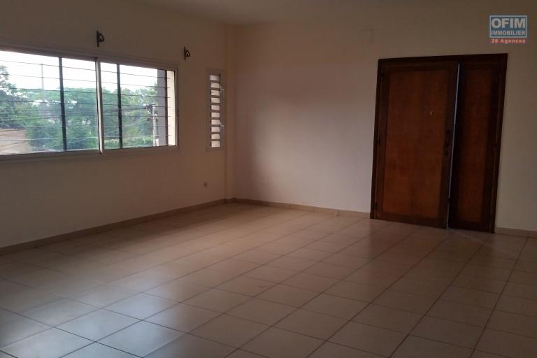 À louer un grand appartement 150 m2 de type F4 bord de route principale et à 5mn de l'aéroport Ivato