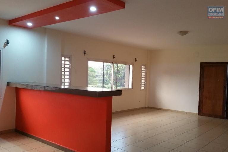 À louer un grand appartement 150 m2 de type F4 bord de route principale et à 5mn de l'aéroport Ivato