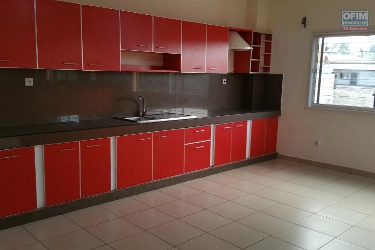 À louer un grand appartement 150 m2 de type F4 bord de route principale et à 5mn de l'aéroport Ivato