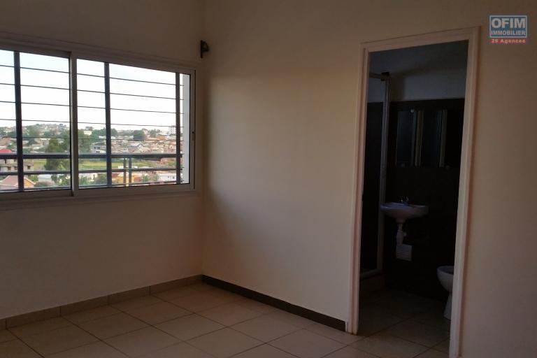 À louer un grand appartement 150 m2 de type F4 bord de route principale et à 5mn de l'aéroport Ivato