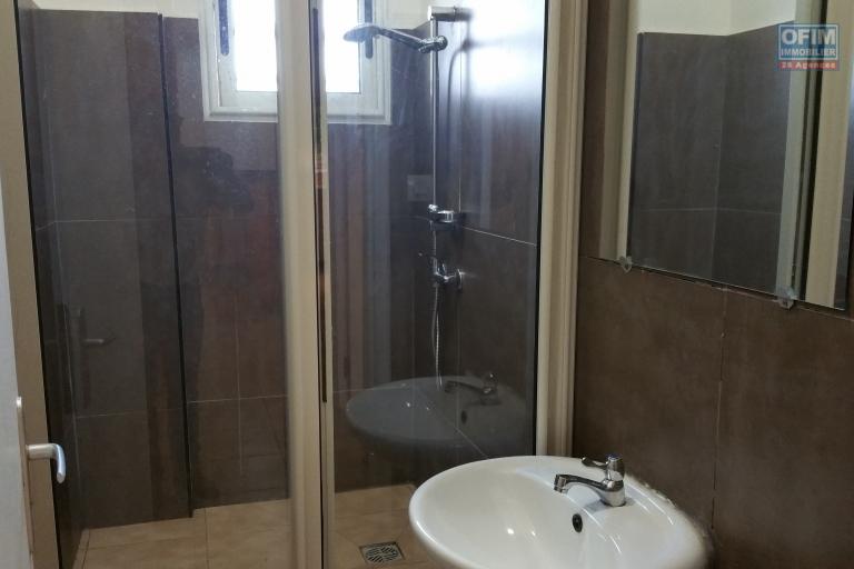 À louer un grand appartement 150 m2 de type F4 bord de route principale et à 5mn de l'aéroport Ivato