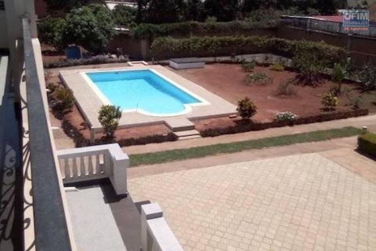 A louer une grande villa de haut standing de type F10 avec piscine neuve dans un endroit calme et résidentiel à 5 minutes de l'école primaire C à Ambohibao