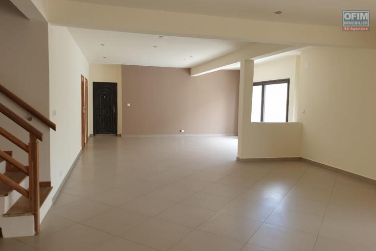 Une villa F5 neuve avec piscine à Mandrosoa Ivato