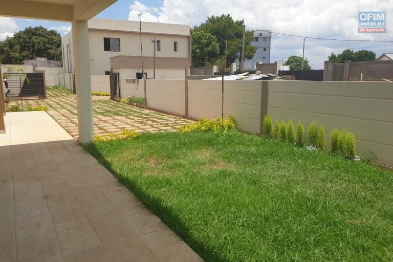 Une villa F5 neuve avec piscine à Mandrosoa Ivato