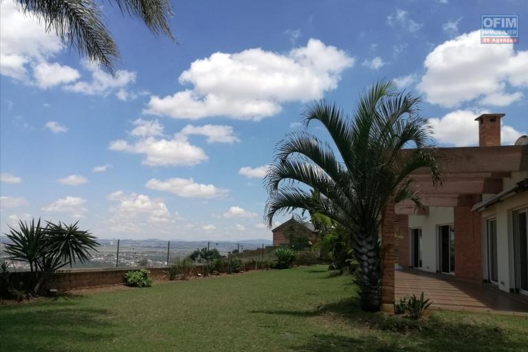 grande villa de plein pieds, vendue meublée, dans un lotissement résidentiel de renom.