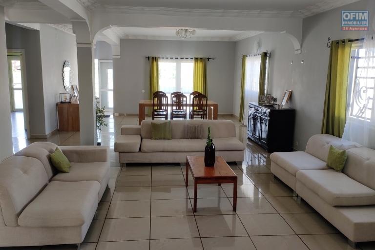 OFIM offre en location une moderne villa F6 avec grand parking pour 4 voitures et un coins jardin à Ambohibao Antehiroka. LOUE