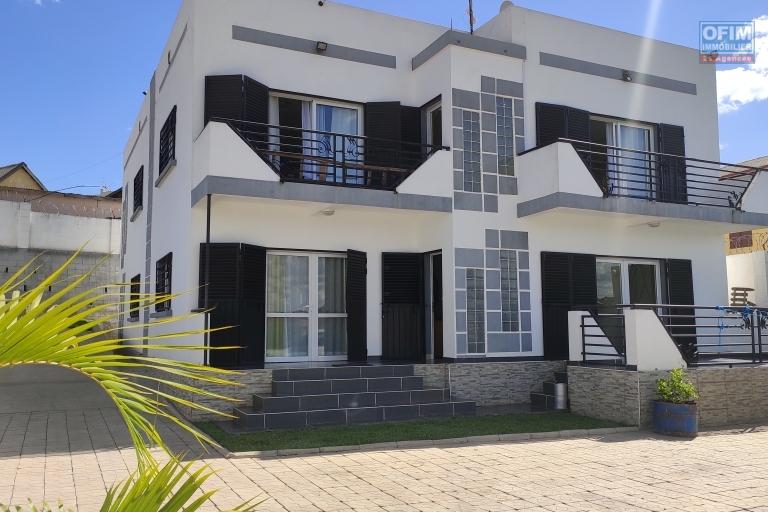 OFIM offre en location une moderne villa F6 avec grand parking pour 4 voitures et un coins jardin à Ambohibao Antehiroka. LOUE