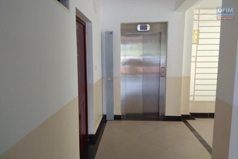 Location appartement T4 neuf dans un immeuble avec ascenseur à Ampefiloha