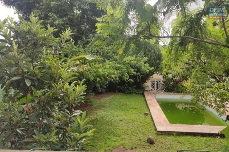 OFIM Immobilier offre en location un appartement T6 avec piscine et un petit jardin à Mahatony Ivandry