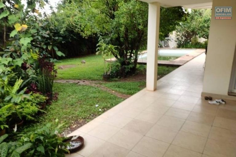 OFIM Immobilier offre en location un appartement T6 avec piscine et un petit jardin à Mahatony Ivandry