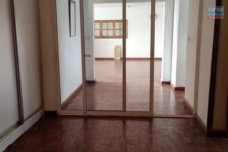 OFIM loue un appartement T2 au surface totale de 160m2 avec baie vitrée dans le séjour donnant une vue agréable à Analamahitsy Ambatobe