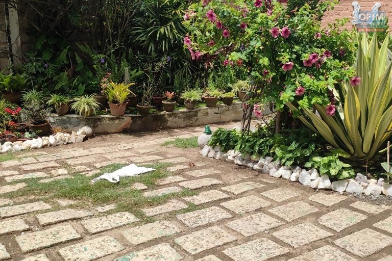 OFIM loue un appartement T2 au surface totale de 160m2 avec baie vitrée dans le séjour donnant une vue agréable à Analamahitsy Ambatobe