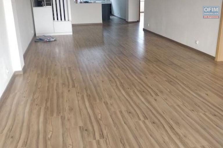 A louer un appartement neuf T4 avec piscine chauff&eacute;e dans une r&eacute;sidence s&eacute;curis&eacute;e proche de shoprite &agrave; Talatamaty. Contact Mr Jacky 034 02 443 04