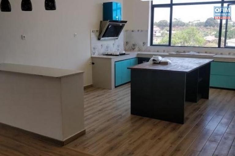 A louer un appartement neuf T4 avec piscine chauff&eacute;e dans une r&eacute;sidence s&eacute;curis&eacute;e proche de shoprite &agrave; Talatamaty. Contact Mr Jacky 034 02 443 04